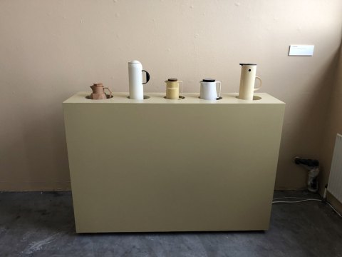 Beige Termokander, KH7artspace, 2022, fotog. August Vinther
